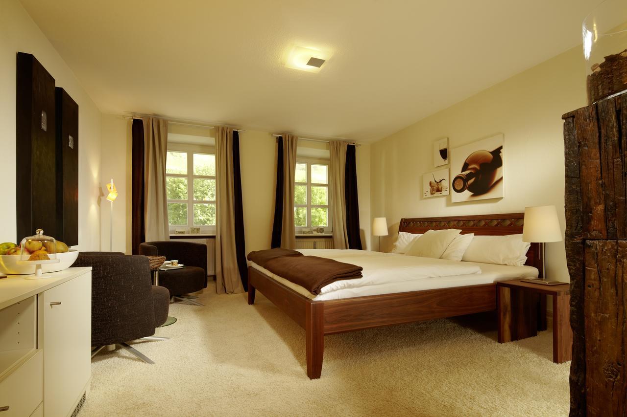 Wein- & Tafelhaus Hotel Тритенхайм Екстериор снимка