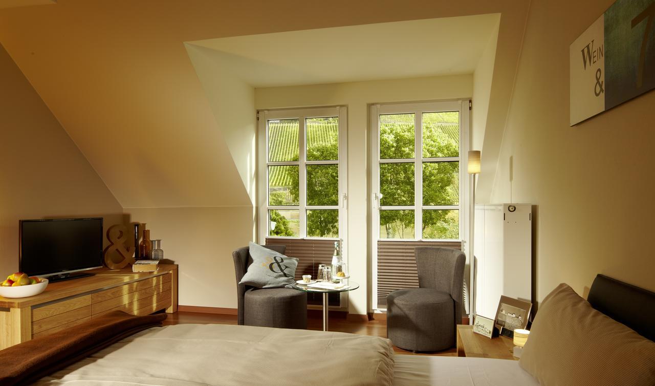 Wein- & Tafelhaus Hotel Тритенхайм Екстериор снимка
